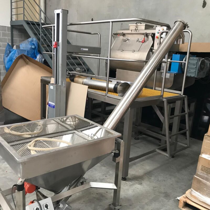 Blender ribbon with discharge hopper and platform