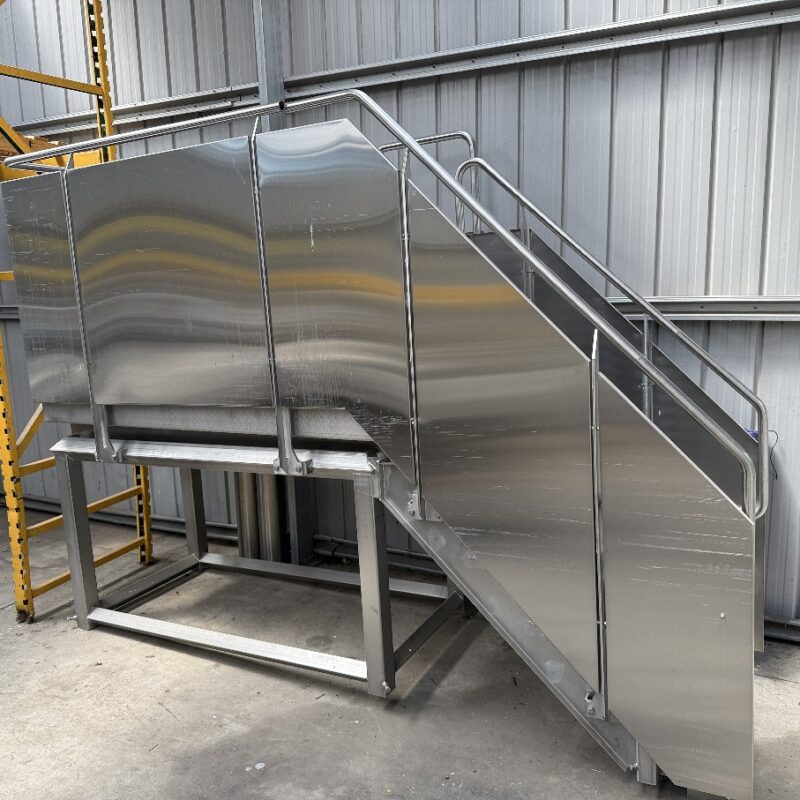 Platform SS with steps on wheels